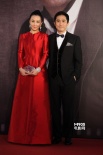 梁朝偉夫婦攜手甜蜜出場 劉嘉玲紅裙優(yōu)雅艷麗