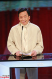 成龙颁发最佳两岸华语电影奖 双语解说幽默滑稽