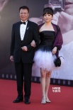 黄岳泰携妻情侣装恩爱低调亮相 短暂在红毯停留