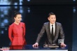 刘嘉玲红装素裹气质佳 与华仔同台颁最佳电影奖