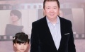 金像獎(jiǎng)主席文雋賣萌發(fā)型搞怪 拉蘿莉女兒走紅毯