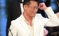 梁家辉凭《寒战》夺金像影帝 激吻爱妻抽泣敬礼