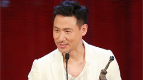 張學(xué)友上臺(tái)領(lǐng)獎(jiǎng) 《定風(fēng)波》獲得最佳原創(chuàng)歌曲獎(jiǎng)