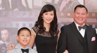 萬梓良攜妻兒復(fù)出亮相 憑《懸賞》提名最佳男配