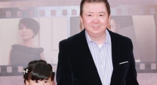 金像獎主席文雋賣萌發(fā)型搞怪 拉蘿莉女兒走紅毯