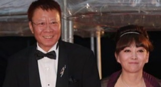 金像獎(jiǎng)最佳攝影黃岳泰攜妻亮相 稱膠片不會(huì)“死”
