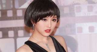 《低俗喜剧》主创牵毛驴走红毯 陈静深V傲人双峰