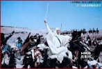 <strong>影評人葉航：</strong></br>   近四小時的史詩巨作《阿拉伯的勞倫斯》對那些習(xí)慣了“速戰(zhàn)速決”式消費體驗的觀眾來說，不啻是一個體力和耐心上挑戰(zhàn)，但這絕對是本次影展中最不容錯過的四個小時。不信命運、帶有冒險精神的平民英雄勞倫斯，大全景下一望無垠的廣袤沙漠……面朝大銀幕，修復(fù)后的膠片質(zhì)感讓你重溫半個世紀(jì)前的經(jīng)典。</br><strong>影評人衛(wèi)西諦：</strong></br>　　修復(fù)版勞倫斯當(dāng)然是影迷的第一選擇，在大銀幕上看到沙漠、駱駝，以及從前被我們忽略的“基情四射”，是一件大事。尤其在《普羅米修斯》之后，重溫勞倫斯的形象和對白，會變得十分有趣，好東西歷久常新。