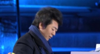 郎朗深情演奏《我爱你中国》 现场观众掌声雷动