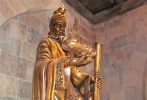 哈利·波特魔法學(xué)院是一所專(zhuān)門(mén)教授魔法的學(xué)校，學(xué)員在這里可以學(xué)到變形術(shù)、黑魔法等各種魔法，本校采用住校制，所有學(xué)生均需留宿，教授也許住在專(zhuān)用宿舍里，本學(xué)校分四個(gè)學(xué)院：格蘭芬多、斯萊特林、拉文克勞、赫奇帕奇。