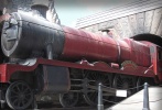 當(dāng)游客們進(jìn)入了霍格莫德（Hogsmeade），迎接大家的就是那輛冒著青煙的蒸汽車(chē)——霍格瓦茲特快（Hogwarts Express），這就是那輛載著學(xué)生們前往奇幻的魔法世界的神奇列車(chē)。