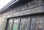 影片中哈利·波特和朋友們經(jīng)常光顧的三把掃帚酒吧（The Three Broomsticks Pub）和豬頭酒吧（Hog’s Head Pub）將為游客們提供傳統(tǒng)的英式美食和飲品。最有特色的當(dāng)屬黃油啤酒（Butterbeer）和南瓜汁（Pumpkin Juice）咯。