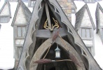 影片中哈利·波特和朋友們經(jīng)常光顧的三把掃帚酒吧（The Three Broomsticks Pub）和豬頭酒吧（Hog’s Head Pub）將為游客們提供傳統(tǒng)的英式美食和飲品。最有特色的當(dāng)屬黃油啤酒（Butterbeer）和南瓜汁（Pumpkin Juice）咯。