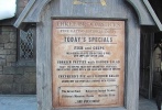 影片中哈利·波特和朋友們經(jīng)常光顧的三把掃帚酒吧（The Three Broomsticks Pub）和豬頭酒吧（Hog’s Head Pub）將為游客們提供傳統(tǒng)的英式美食和飲品。最有特色的當(dāng)屬黃油啤酒（Butterbeer）和南瓜汁（Pumpkin Juice）咯。