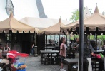 影片中哈利·波特和朋友們經(jīng)常光顧的三把掃帚酒吧（The Three Broomsticks Pub）和豬頭酒吧（Hog’s Head Pub）將為游客們提供傳統(tǒng)的英式美食和飲品。最有特色的當(dāng)屬黃油啤酒（Butterbeer）和南瓜汁（Pumpkin Juice）咯。