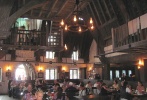 影片中哈利·波特和朋友們經(jīng)常光顧的三把掃帚酒吧（The Three Broomsticks Pub）和豬頭酒吧（Hog’s Head Pub）將為游客們提供傳統(tǒng)的英式美食和飲品。最有特色的當(dāng)屬黃油啤酒（Butterbeer）和南瓜汁（Pumpkin Juice）咯。
