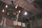 影片中哈利·波特和朋友們經(jīng)常光顧的三把掃帚酒吧（The Three Broomsticks Pub）和豬頭酒吧（Hog’s Head Pub）將為游客們提供傳統(tǒng)的英式美食和飲品。最有特色的當(dāng)屬黃油啤酒（Butterbeer）和南瓜汁（Pumpkin Juice）咯。