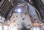 影片中哈利·波特和朋友們經(jīng)常光顧的三把掃帚酒吧（The Three Broomsticks Pub）和豬頭酒吧（Hog’s Head Pub）將為游客們提供傳統(tǒng)的英式美食和飲品。最有特色的當(dāng)屬黃油啤酒（Butterbeer）和南瓜汁（Pumpkin Juice）咯。