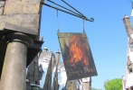影片中哈利·波特和朋友們經(jīng)常光顧的三把掃帚酒吧（The Three Broomsticks Pub）和豬頭酒吧（Hog’s Head Pub）將為游客們提供傳統(tǒng)的英式美食和飲品。最有特色的當(dāng)屬黃油啤酒（Butterbeer）和南瓜汁（Pumpkin Juice）咯。