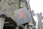 影片中哈利·波特和朋友們經(jīng)常光顧的三把掃帚酒吧（The Three Broomsticks Pub）和豬頭酒吧（Hog’s Head Pub）將為游客們提供傳統(tǒng)的英式美食和飲品。最有特色的當(dāng)屬黃油啤酒（Butterbeer）和南瓜汁（Pumpkin Juice）咯。
