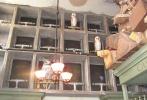 穿過(guò)三把掃帚酒吧就是“貓頭鷹屋”（Owlery），這里是貓頭鷹郵政（Owlery Post）的郵遞員們休憩的地方。