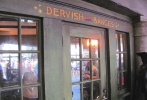 霍格莫德的最后一站就是德維斯-班斯（Dervish & Banges）商店。里面提供了各種魔法道具和設(shè)備。像魁地奇比賽（Quidditch）道具、三強(qiáng)爭(zhēng)霸賽（Triwizard）裝備、防妖眼睛（Spectrespecs）和記憶球（Remembrall）等著名道具，這里當(dāng)然是必須有的。