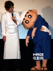 “蠟筆小新”新片首映禮 腳踩木屐化身搞笑廚師