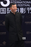 天坛奖评委顾长卫缓步登台 黑色中山装和蔼可亲