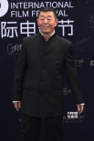 天坛奖评委顾长卫缓步登台 黑色中山装和蔼可亲