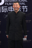 天坛奖评委顾长卫缓步登台 黑色中山装和蔼可亲