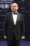 张一白黑色西装低调亮相 气定神闲展大师风范