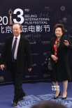 中国电影家协会主席李前宽现身 西服革履精神足