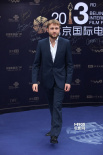 众评委悉数亮相电影节闭幕式 红衣美女成蓝毯焦点