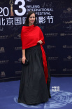众评委悉数亮相电影节闭幕式 红衣美女成蓝毯焦点