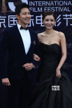 张瑞希着黑色低胸礼服优雅大方 携手立威廉现身
