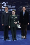 藝術(shù)家王曉棠現(xiàn)身影節(jié)閉幕式 榮譽(yù)等身英姿颯爽