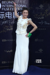 郑亦桐身穿白色长裙尽显甜美 蓝色地毯展露微笑