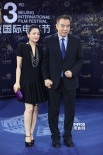 陈凯歌夫妇手挽手秀恩爱 亮相闭幕式满面春风