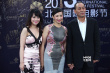 张光北携家人共走影节蓝毯 与妻子牵手伉俪情深