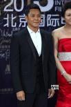 莫少聰出場(chǎng)羞澀賣萌 胡東頭戴圓頂帽黑幫范十足