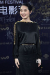 杨千嬅微笑招手登台 一袭黑色长礼服端庄稳重