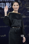 杨千嬅微笑招手登台 一袭黑色长礼服端庄稳重