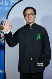 成龍攜“警察故事”劇組亮相 劉燁帥氣景甜美艷