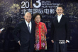 吳宇森攜夫人出席影節(jié)閉幕式 和吳秀波同走藍(lán)毯