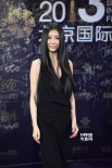 巩新亮笑容甜美尽显温柔 性感黑裙惊艳影节全场