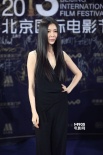 鞏新亮笑容甜美盡顯溫柔 性感黑裙驚艷影節(jié)全場(chǎng)