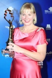 《少女洛荷》赢最佳摄影 制片人代领奖杯展笑颜