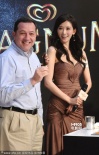 林志玲美裙撈金擠胸露副乳 做冰欺凌熱貼男主持