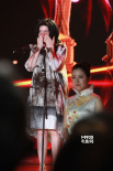 《父辈足迹》摘得最佳音乐奖 主创登台喜极而泣