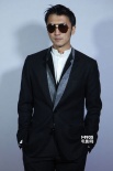 谢霆锋黑西服酷劲足 黑超墨镜相得益彰突显时尚